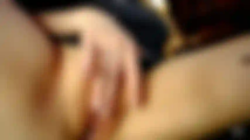 Je te séduis loin de ta femme, le pubis rouge taillé.