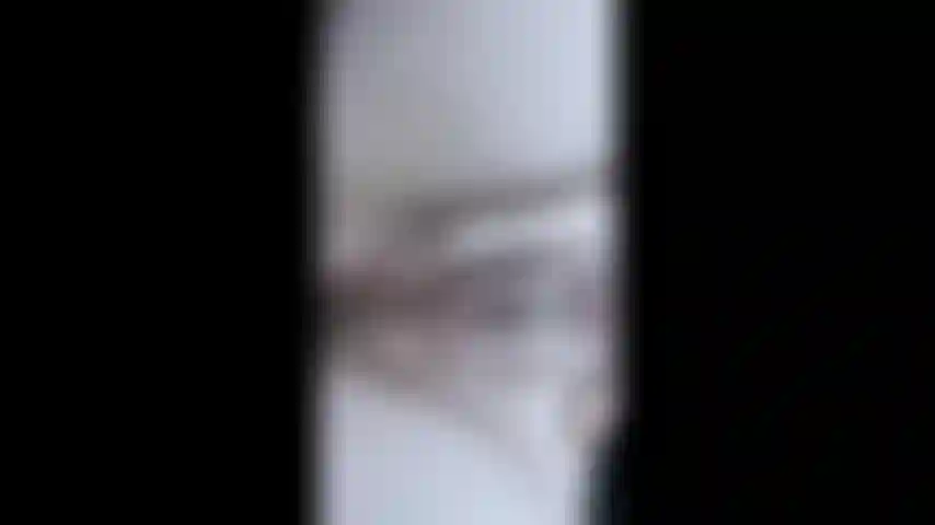 Je me doigte dans la voiture avec une pipe sournoise rapide.