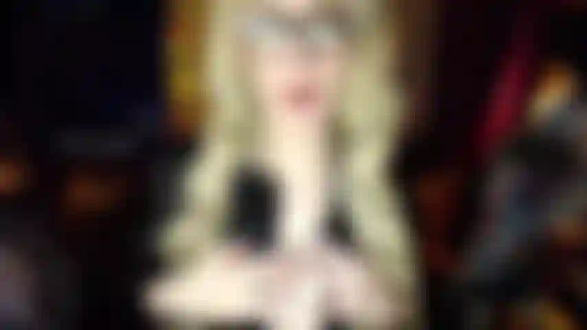 Qui joue et parle salement en pvc.