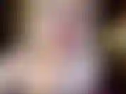 Cracher et se trémousser sur les seins.