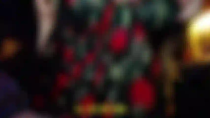 Je change de tenue. Exhibant son corps. Taquine/jouant.