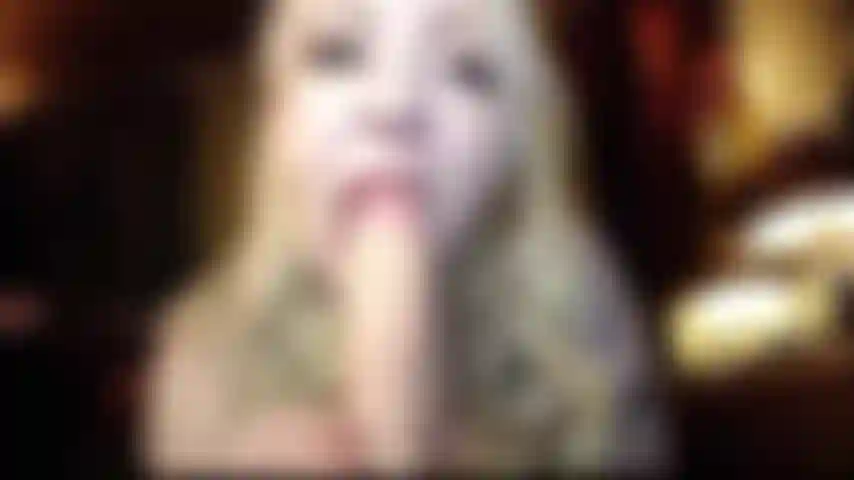 Toy riding avec le visage près de la caméra.