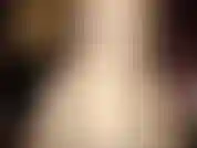 Un gode noir foncé, une baise latérale.