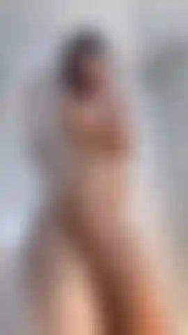 Rien de tel qu'une fellation sous la douche ! Regardez mon corps mouillé et ma bouche bien remplie... Nue et coquine ♥.
