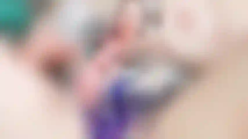 Joue avec ma chatte mouillée.