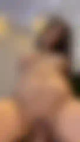 Je chevauche une grosse bite et je secoue mes seins.