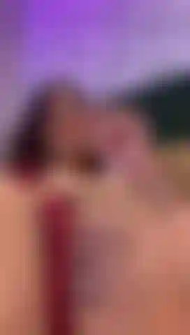 Je frotte ma chatte et je joue avec ma culotte.