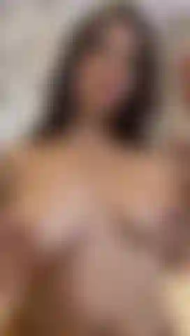 Goûte les seins et les pipes baveuses.