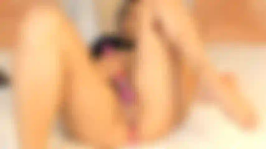 Je teste mes jouets dans ma chatte.