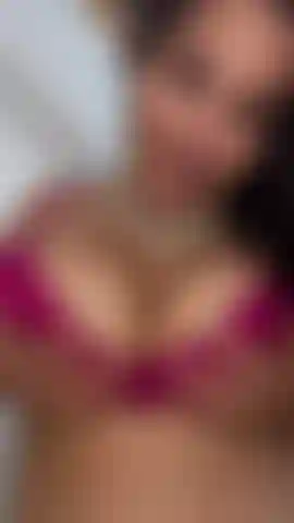 Je dévore et abuse de mes seins.