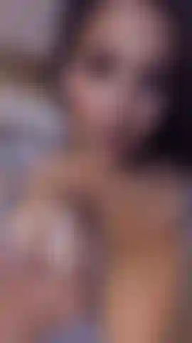 Regarde-moi mordre mes gros seins.