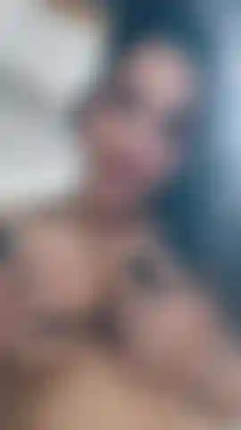 Joue avec mes seins.