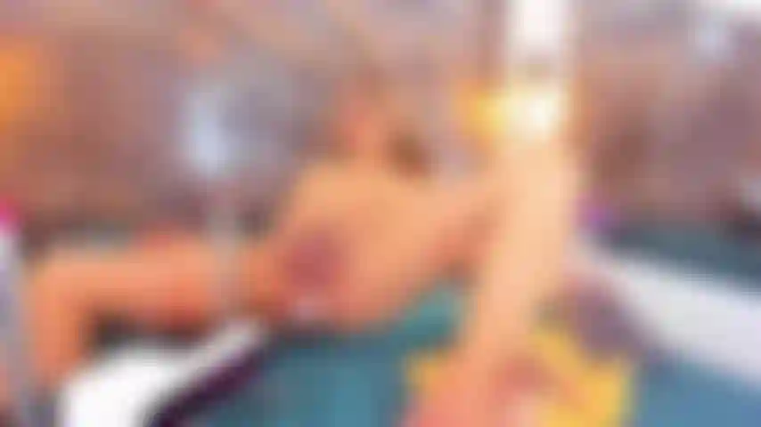 Je joue durement avec ma machine à baiser.