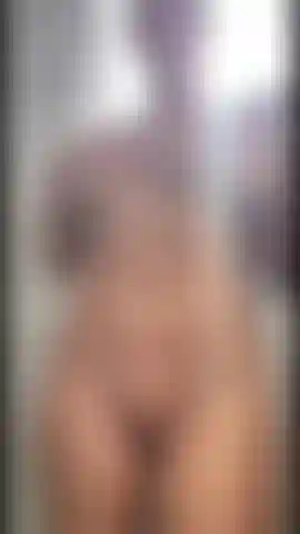 Prends une douche avec moi ! Une jeune femme nue.