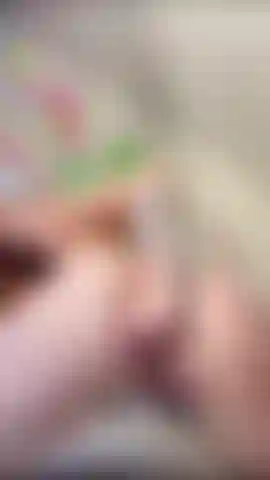 Je joue avec ma chatte et je doigte dans toutes les positions.