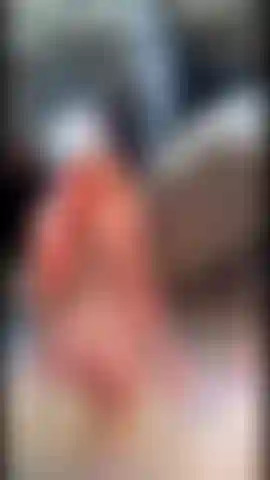 Exhibitionniste brésilienne entièrement nue dans la rivière.