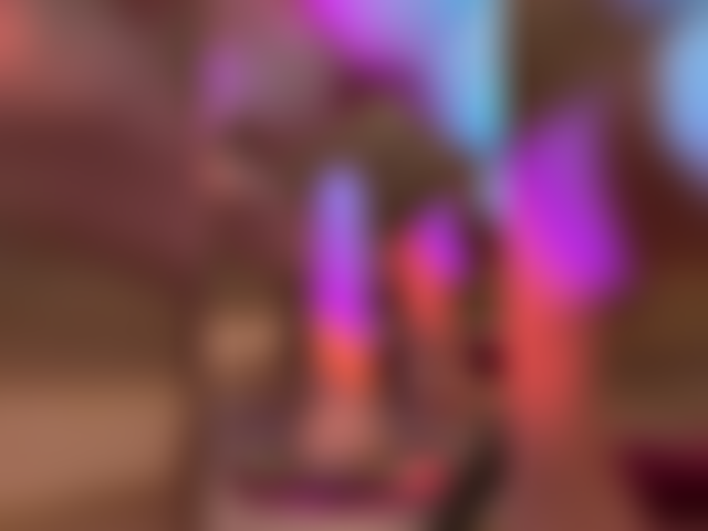 Un gros gode glisse sur une chatte humide et crémeuse.