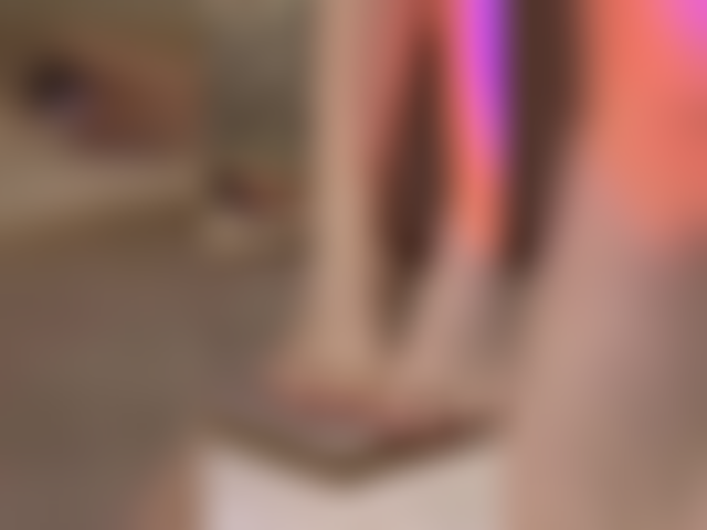 Pieds nus très proches, pédicure, taquine avec les pieds.