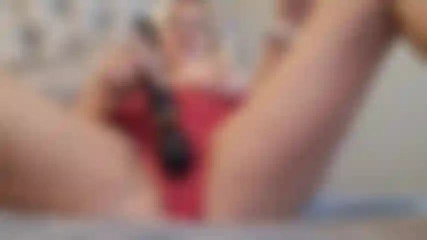 Trentenaire jouit dans sa culotte, trempant sa culotte.