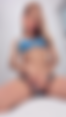 Je joue avec ma chatte jusqu'à ce que je jouisse.