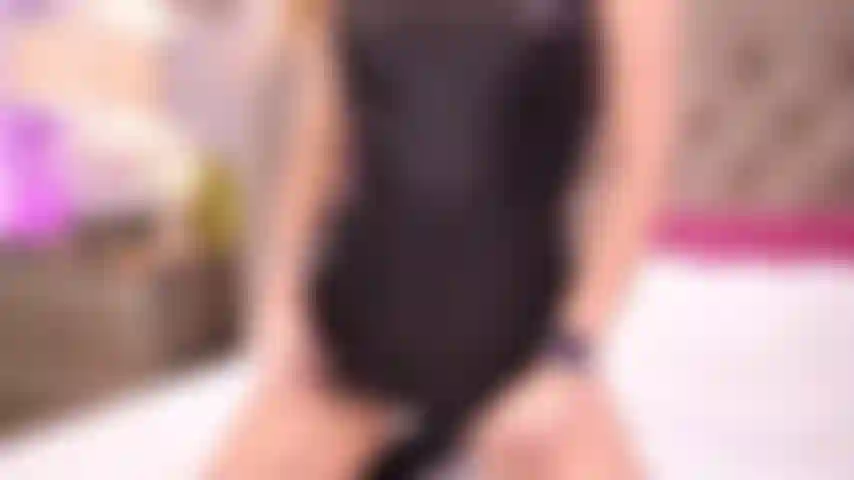 Felisha blonde sexy taquine avec des bottes noires.