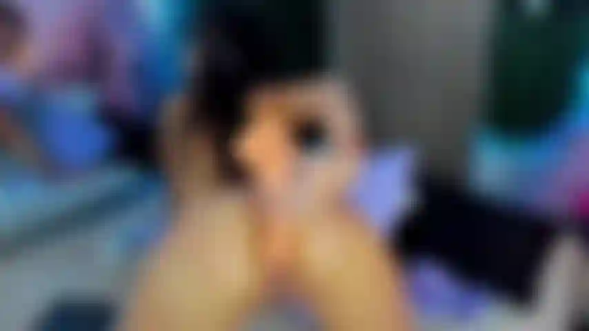 Comme c'est délicieux d'enfoncer le gode dans mon trou du cul serré ! Putain !