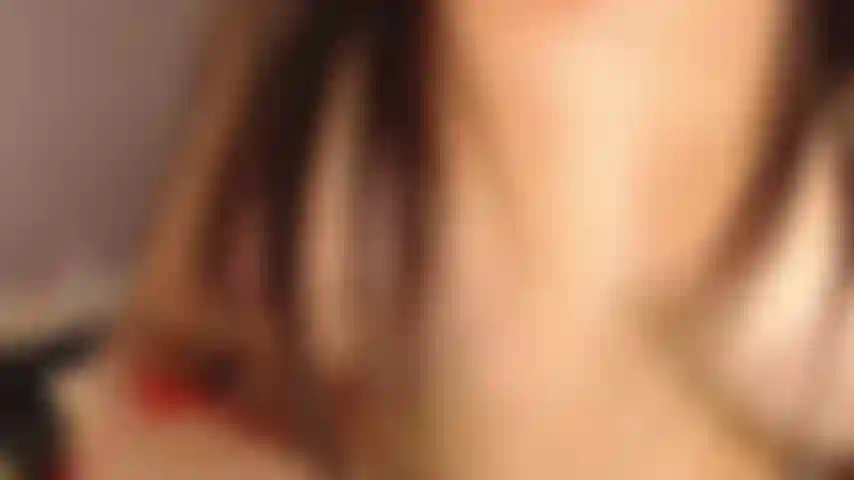 Je baise la chatte avec les jambes ouvertes, je jouis dans la chatte.