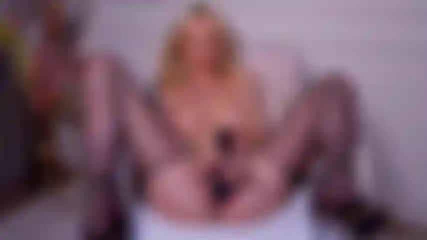 Prête à me regarder être complètement trempée ? Je ne retiens rien dans cette session. Regarde la tension monter jusqu'à un climax explosif que tu n'oublieras pas.