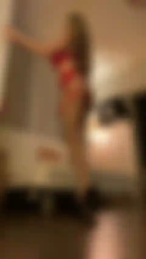 Pornstar anita dark - lingerie rouge - striptease & jeu de chatte.