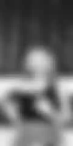 Le jeu de seins noir et blanc chaud d'anita dark.