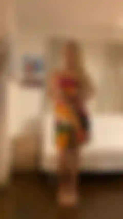 Le strip-tease sexy d'anita dark.