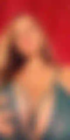 Anita dark joue avec sa chatte humide en gros plan.