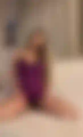 Le jeu de pieds et la baise de chatte d'anita dark.