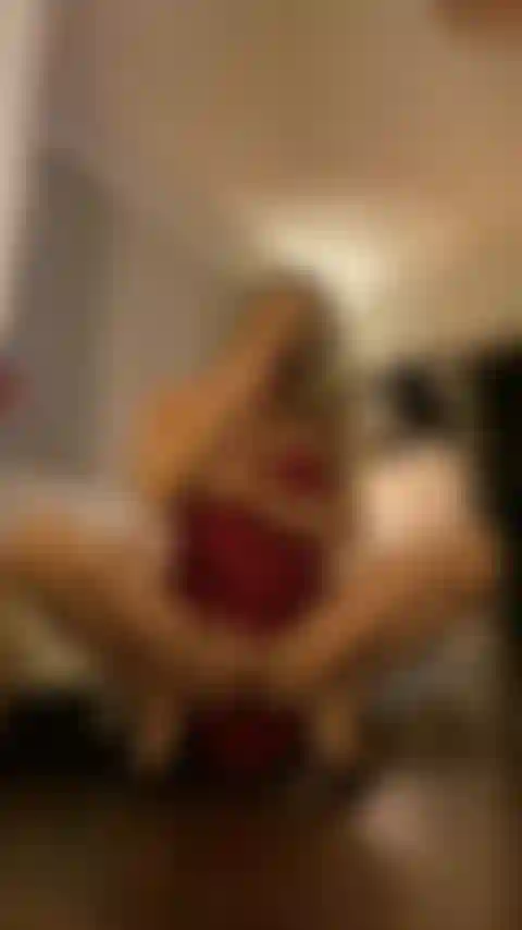 Le stripease sexy et le doigté de chatte de la star du porno anita dark (jouis fort à la fin) !