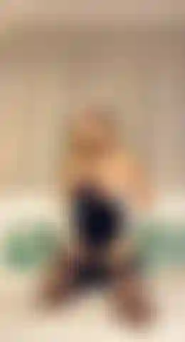 Anita dark le lapin de pâques sexy baise sa chatte durement.