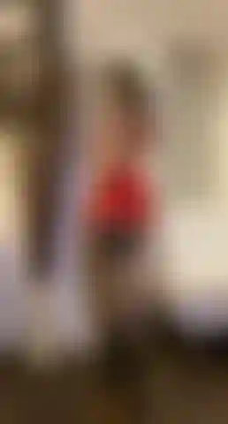 Le strip-tease sexy et la baise de chatte chaude d'anita dark.