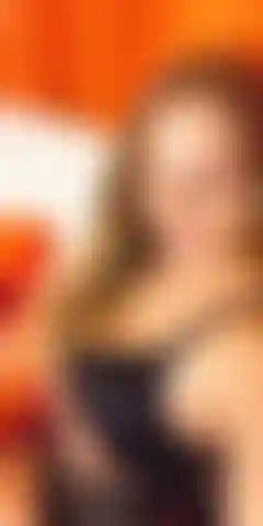 Le doigté de chatte en gros plan et les propos grossiers d'anita dark.