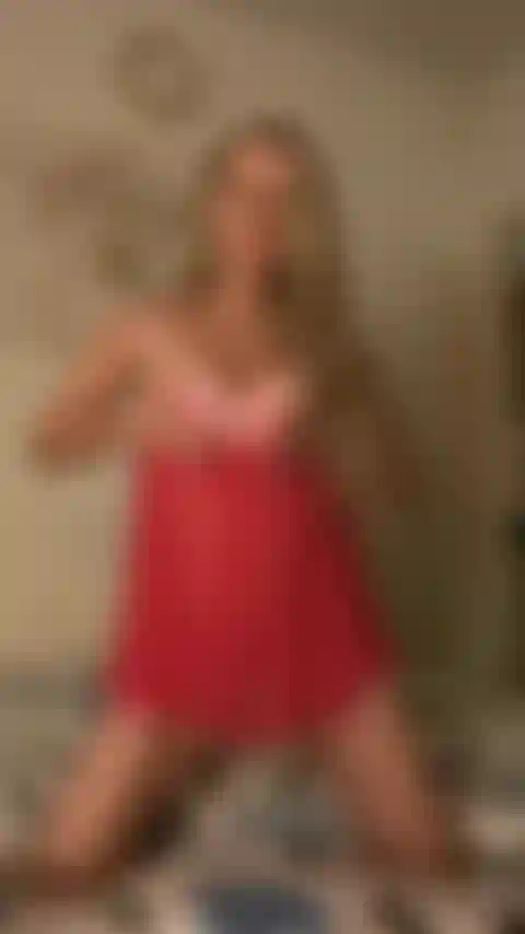 La star du porno sexy anita dark joue avec sa chatte au lit (se déshabille d'abord puis se doigte la chatte).