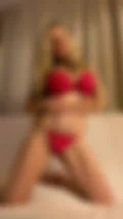 Strip-tease en lingerie rouge - doigté de chatte par la star du porno anita dark.