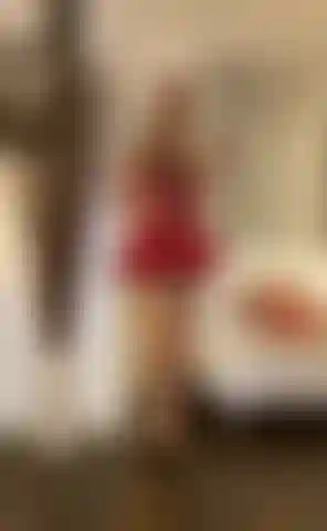 La star du porno anita dark est un petit diable sexy (vidéo d'halloween) qui parle salement et qui baise avec des jouets !