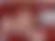 Jeu de grossesse en petite robe rouge.