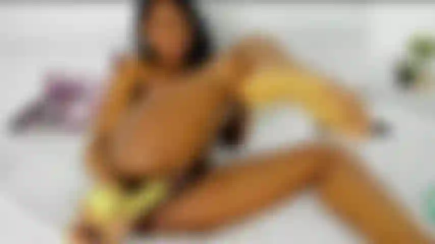 Je baise durement mon trou humide.