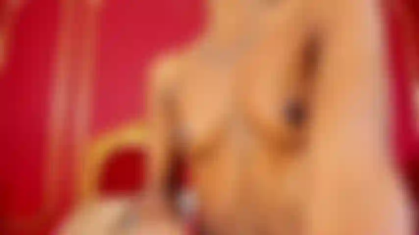 Suce et baise un gode clito chaud.