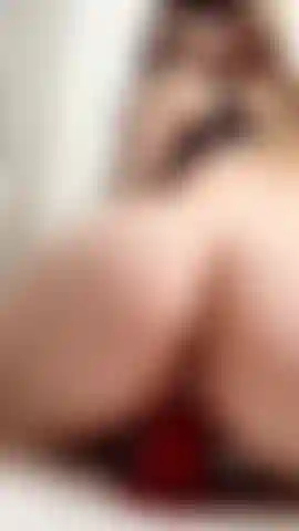 Gros plan sur un gros gode rouge à l'arrière.