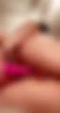 Je me baise en gros plan avec le vibromasseur avec mon joli plug anal rouge ;).