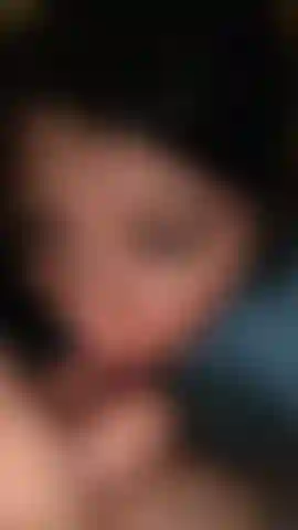 Glissant ma langue douce sur ta bite dure et tes couilles.