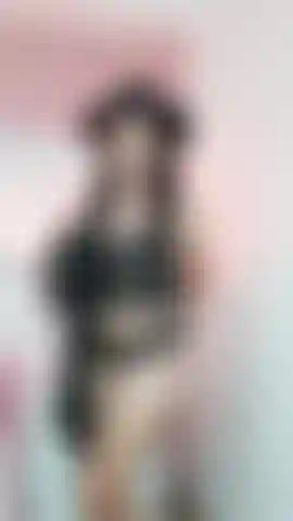 Portant de la lingerie noire (amateur).