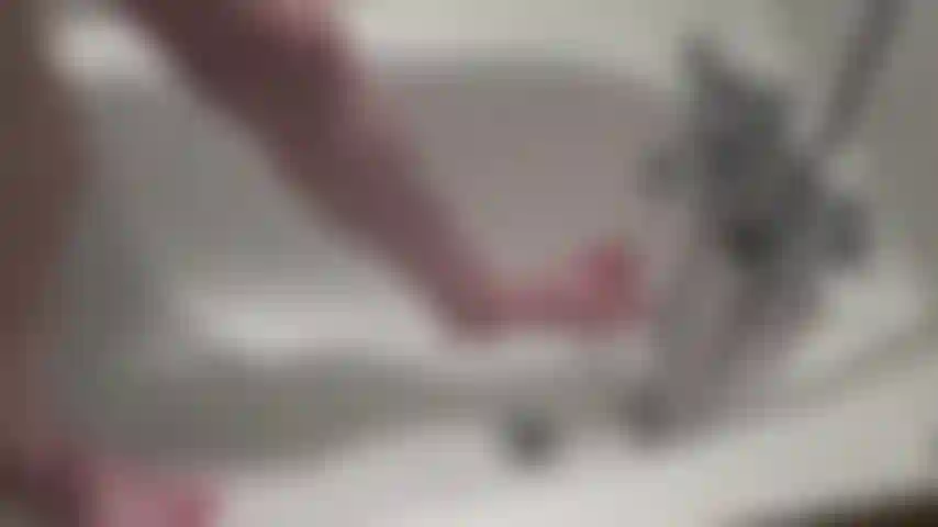 Pieds nus laver les orteils peints en rouge.