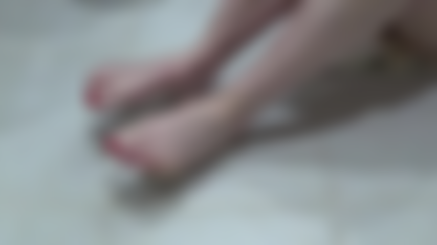 Pieds nus aux pieds nus taquinent de jolis ongles peints en rouge pieds nus.