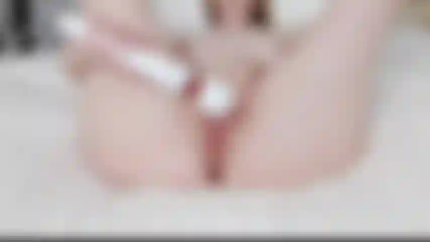Orgasme et paroles cochonnes avec une puissante baguette magique - je jouis tellement fort.